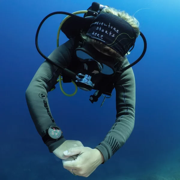 nautic-s-on-wrist-1 Suunto Nautic S porté au poignet par un plongeur en immersion