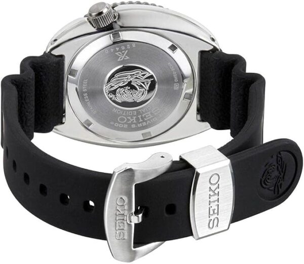 seiko-prospex-turtle-2 Vue trois quarts d’une montre de plongée automatique avec lunette unidirectionnelle