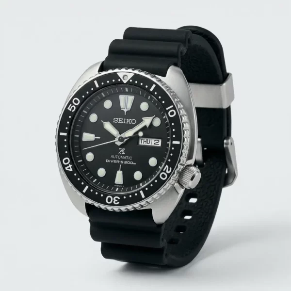 seiko-prospex-turtle-profil Profil du boîtier d’une montre de plongée automatique avec couronne protégée à 4 heures