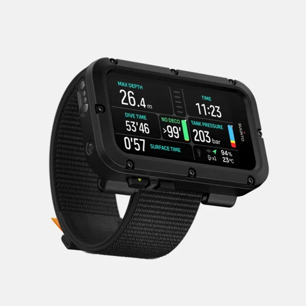 suunto_nautic-black_velcro-strap_perspective_quarter_left_surface-1200x1200px uunto Nautic noir avec bracelet velcro, vue 3/4 gauche