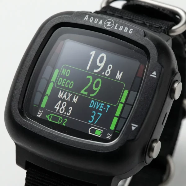 AQUALUNG-Ordinateur-de-plongee-sous-marine-i330R-macro Écran de plongée affichant profondeur, temps sans décompression et informations essentielles