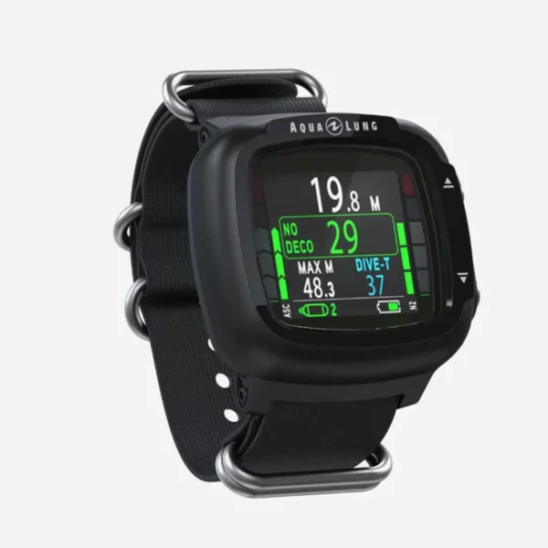 AQUALUNG-Ordinateur-de-plongee-sous-marine-i330R-profil Profil latéral d’un ordinateur de plongée compact avec boîtier robuste et bracelet OTAN