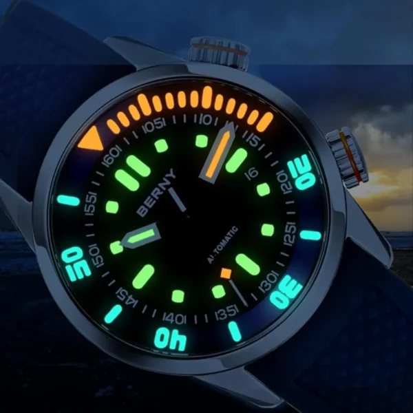 berny-am339m-lumiere) Luminescence du cadran d’une montre de plongée assurant une lisibilité optimale dans l’obscurité