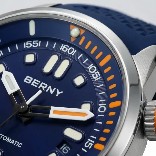 berny-am339m-macro Détail du cadran et de la lunette interne d’une montre de plongée avec index luminescents