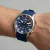 Montre de plongée automatique portée au poignet avec bracelet silicone