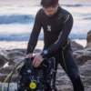 Ordinateur de plongée Scubapro Galileo 3 porté par un plongeur lors de la préparation de l’équipement